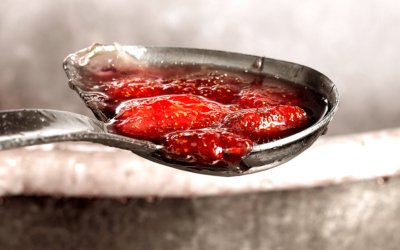 Discover the secrets of a unique traditional strawberry jam making !