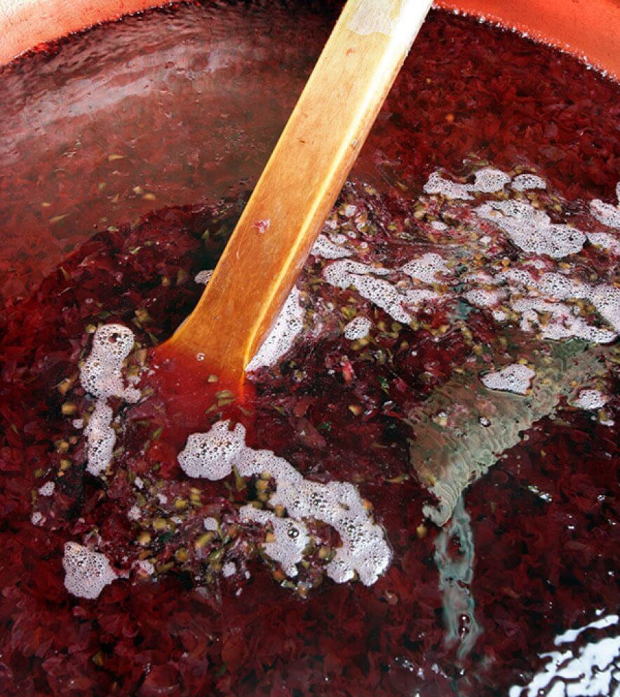 Fraises dans bassine de cuivre - Andrésy Confitures