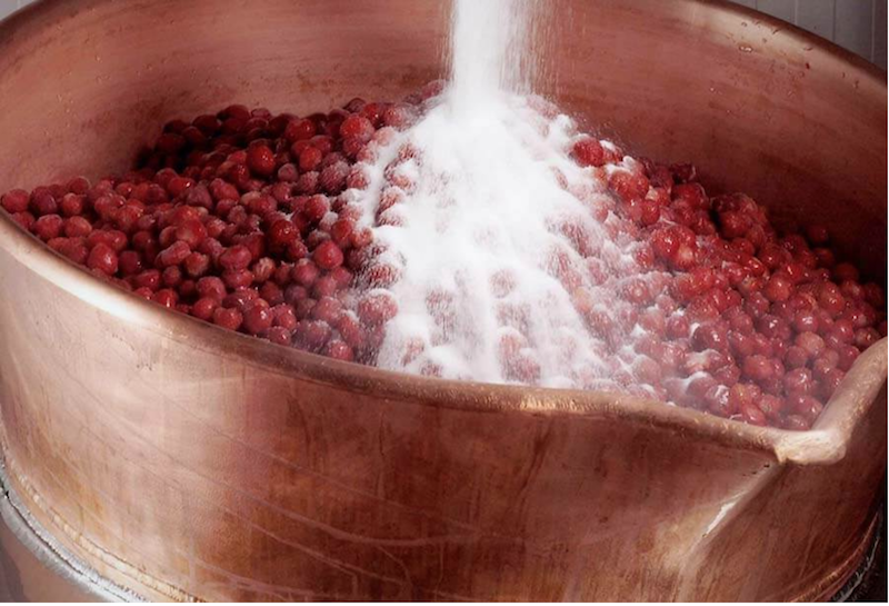 Zoom on the sugar for jam in the manufacture of our jams Maison Andrésy!